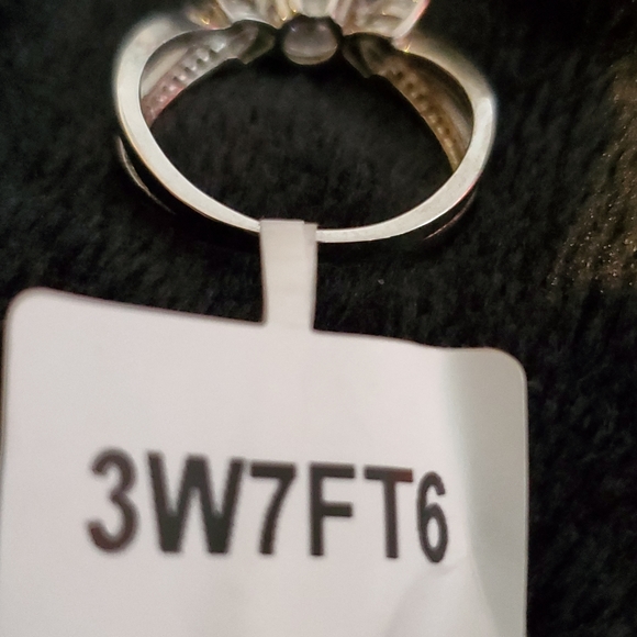 9  $30 💍🤍  NWT round center faux diamond stone with marquee flanks - Picture 7 of 13